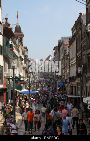 La Rua de Santa Catarina - strada pedonale dello shopping nel centro storico della città di Oporto, Portogallo Foto Stock
