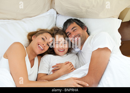 Affettuoso ai genitori abbracciando il loro figlio Foto Stock