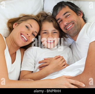 Jolly genitori abbracciando il loro figlio Foto Stock
