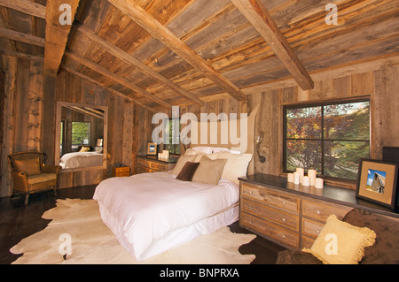Rustico di lusso Log Cabin camera da letto in un ambiente rurale. Foto Stock