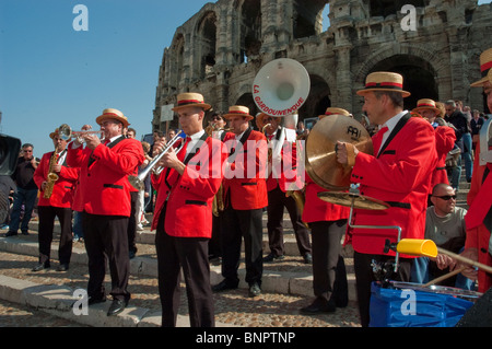 Arles, Francia, grande folla, uomini in uniforme, Bullfight Festival, Feria, musicisti tradizionali che si esibiscono all'esterno dello stadio, colorati musicisti di strada in francia Foto Stock