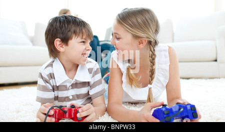 Close-up di bambini di giocare con i videogiochi Foto Stock