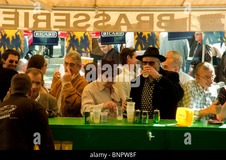 Arles, Francia, persone in Pub on Street in Provenza francese, stile di vita strada Foto Stock