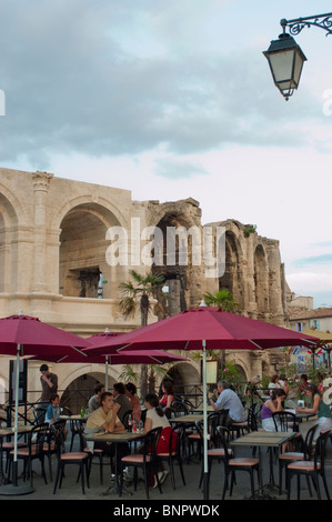 Arles, Francia, persone, turisti, mangiare in francese Ristorante Terrazza fuori Arena, in scena strada, Provenza francese Foto Stock