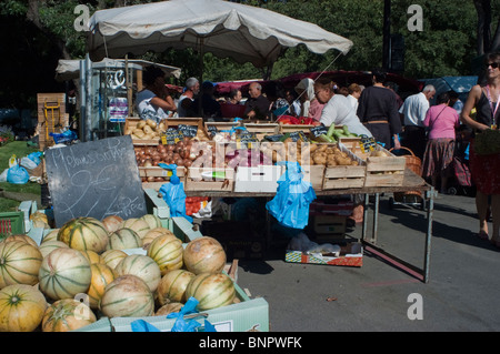 Arles, Francia - Vista generale, grande folla di negozi, all'esterno, mercato pubblico degli agricoltori fornitore locale, prodotti, strada Foto Stock