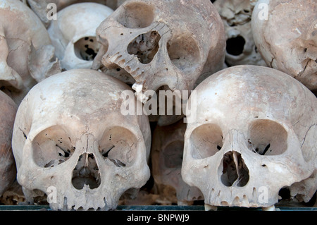 Teschi delle vittime sul display a Choeung Ek (i Killing Fields) in Phnom Penh Cambogia Foto Stock