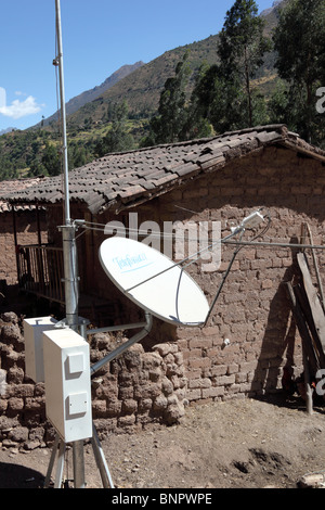 Telefono satellitare piatto esterno adobe mattone di fango casa di villaggio Pallata, Patacancha Valley, vicino a Ollantaytambo, Perù Foto Stock