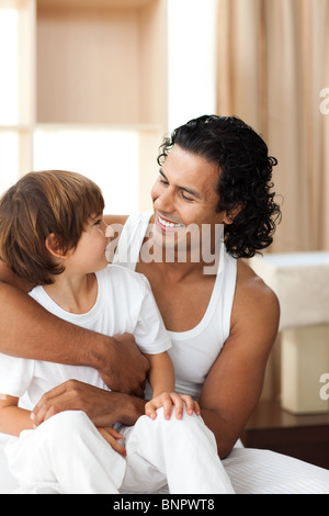 Attraente uomo abbraccia il suo figlio Foto Stock