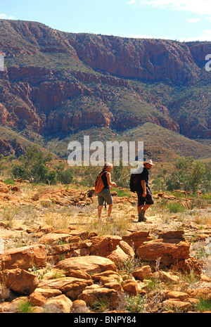 Escursionismo nel Ormiston Pound, una conca naturale entro il West MacDonnell Ranges, Australia centrale Foto Stock