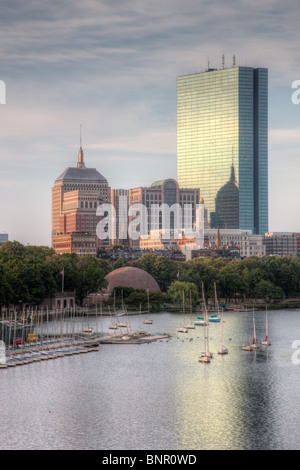 La skyline di Boston compreso il John Hancock Building, come si è visto sopra il fiume Charles dal Longfellow Bridge. Foto Stock