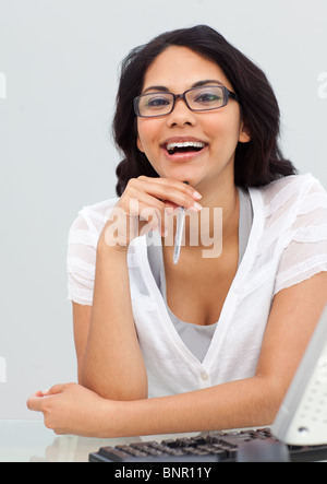Ritratto di una bruna imprenditrice con gli occhiali Foto Stock