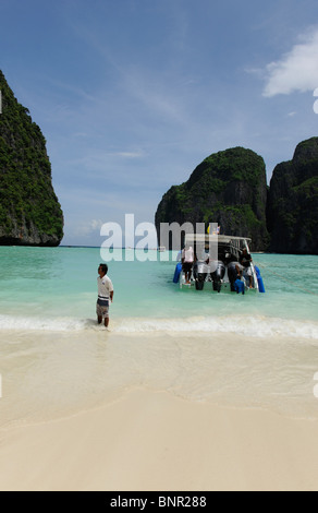 Turistico a Maya Beach, Koh Phi Phi leh , le isole Phi Phi,mare delle Andamane , della Thailandia Foto Stock