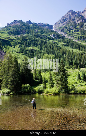 Ritirato gentleman di pesca a mosca nel Maroon Creek, Maroon Bells Snowmass area selvaggia, White River National Forest, Colorado, STATI UNITI D'AMERICA Foto Stock