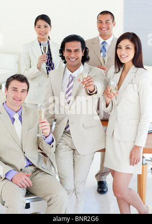 Fiducioso team Aziende per celebrare un successo Foto Stock