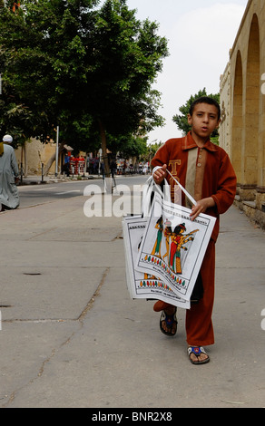 Ragazzo egiziano che vendono souvenir al di fuori della chiesa di San Giorgio , cairo copto, vicino al vecchio cairo, Egitto Foto Stock