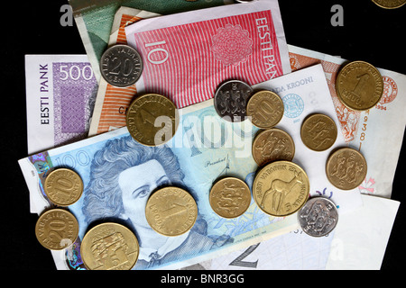 Moneta estone Kroons (EEK), banconote e monete. Foto Stock