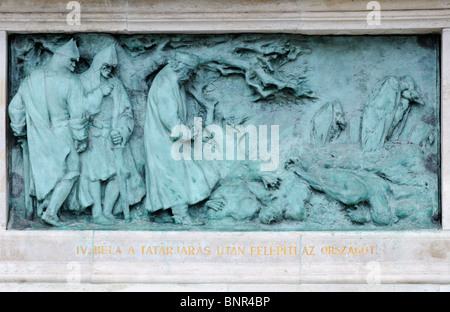 Budapest, Ungheria. Piazza degli Eroi (Hosok tere) Monumento Millenario, rilievo bronzeo Scene della vita di re Bela IV (sotto la sua statua) Foto Stock