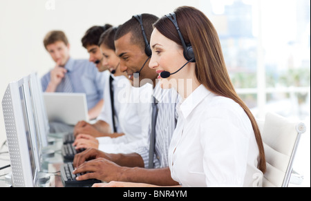 Un variegato gruppo di business in un call center Foto Stock