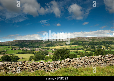 Villaggio di Reeth in Swaledale, da Harkerside, con bordo Fremington in background. Foto Stock