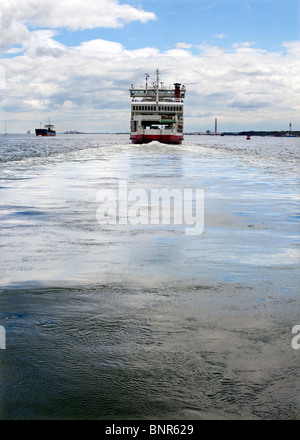 Red Funnel vela da Southampton per l'Isola di Wight Foto Stock