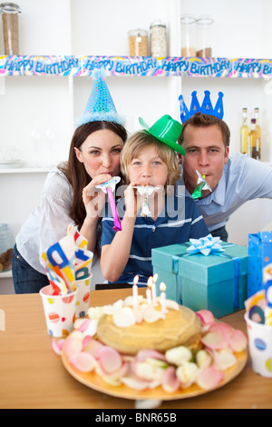 I genitori di gioia celebrando il loro figlio il compleanno Foto Stock