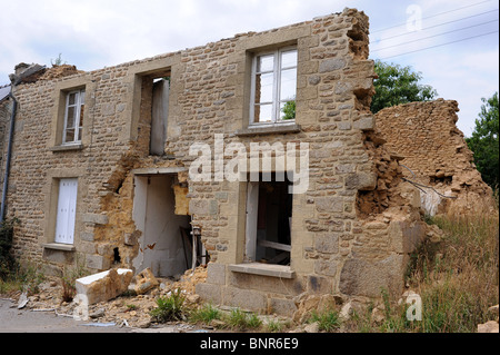 Abbandonato una casa di campagna in Bretagna, Francia. Foto Stock