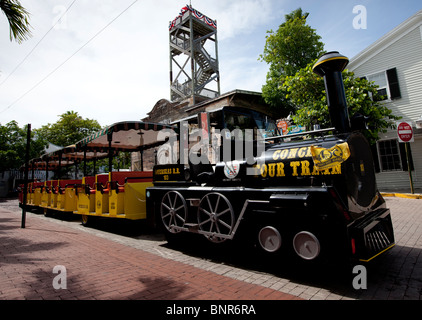 Key West Conch Tour treno viaggia intorno alla città di Key West con i turisti a bordo per visualizzare le varie attrazioni. Foto Stock