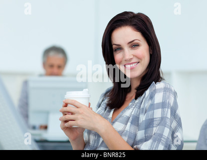 Incandescente imprenditrice di bere un caffè Foto Stock