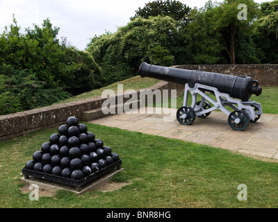 Pistola e un mucchio di palle di cannone nel giardino di pistola da Ypres tower Segala East Sussex Foto Stock