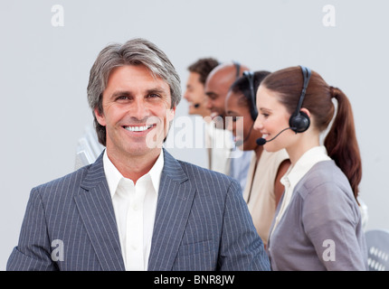 Allegro manager davanti al suo compagno di squadra Foto Stock
