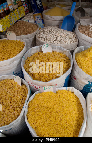 Il Marocco, Tetouan. Storica Medina bazaar. La pasta secca e i fagioli in sacchi. Foto Stock