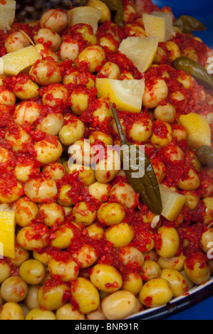 Il Marocco, Tetouan. Storica Medina bazaar, prodotti freschi di stand. Specialità marocchine e colorati di peperoncino olive. Foto Stock