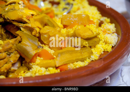 Il Marocco, Tetouan. Marocchino tradizionale pasto di cuscus, di pollo e verdure tutte cotte nel forno tipico tajin. Foto Stock