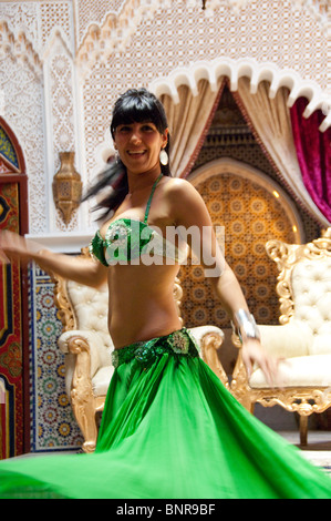 Il Marocco, Tetouan. Tipica marocchina una danzatrice del ventre. Foto Stock