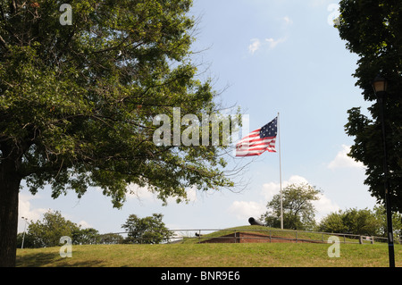 La bandiera americana sorvolano Fort Jay sulla Governors Island ha 15 stelle. Questa è stata la bandiera in uso quando il forte venne costruito nel 1794. Foto Stock