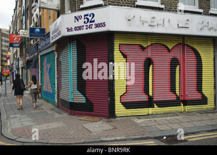 Middlesex Street East End di Londra E1. Alfabeto Street progetto su shop otturatori opera di artista di strada Ben Eine 2010s HOMER SYKES Foto Stock