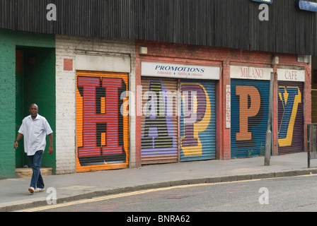 Progetto di via dell'alfabeto 'FELICE' su lavori di tapparelle del negozio per strada Artista ben Eine 2010s 2010 UK HOMER SYKES Foto Stock