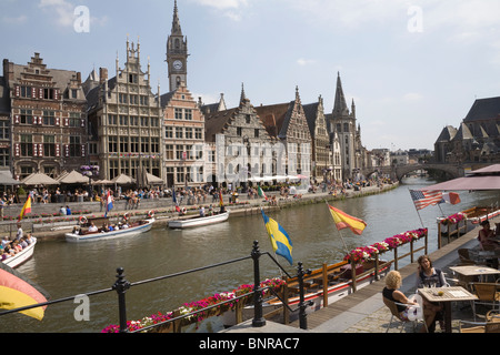 Gent Belgio UE vista lungo il fiume Leie nello storico quartiere Graslei di questa incantevole città Foto Stock