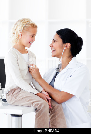 Sorridente bambina per partecipare ad una visita medica di controllo Foto Stock