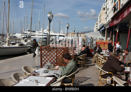 Cafè sul marciapiede nel porto di Tolone, Var, Cote d'Azur, Provence, Francia Foto Stock