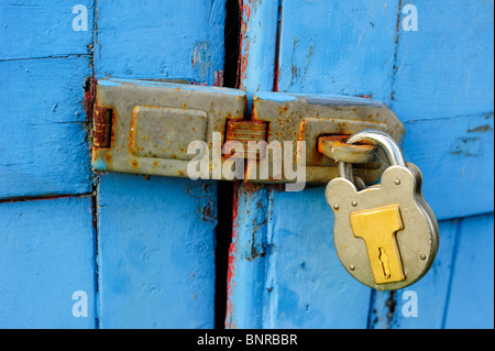 Bloccato le porte in legno. Spazio per il testo sul legno delle porte Foto Stock