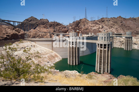 Stati Uniti Nevada/Arizona confine - Diga di Hoover sul fiume Colorado, il Lago di Mead. Penstock torri di alimentazione esposte alla siccità a livello acqua 2010. Foto Stock