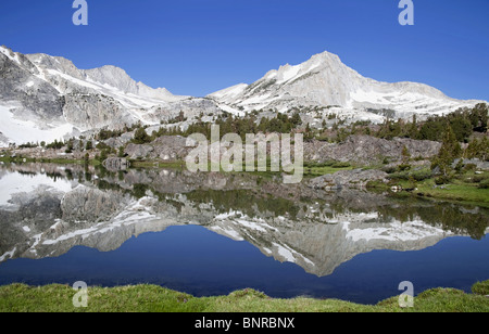 Le montagne si riflette nel lago a 20 Laghi Bacino della Sierra orientale in California Foto Stock