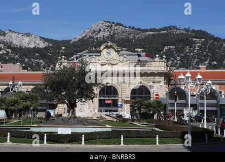 Fontana di fronte alla Gare de Toulon, Var, Cote d'Azur, in Francia, in Europa Foto Stock