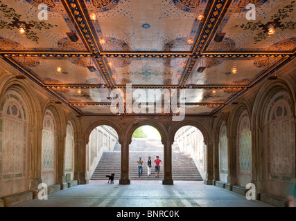 Il Minton piastrella soffitto presso il recentemente restaurato Bethesda terrazzo porticato a Central Park, NY Foto Stock