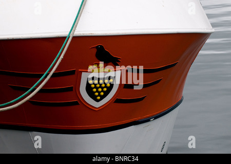 Il Cornish stemma e la prua di una barca da pesca ormeggiate in hrabour Newlyn in Cornovaglia. Foto Stock