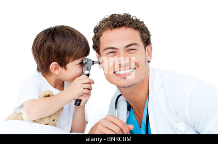 Little Boy giocando con il chirurgo Foto Stock