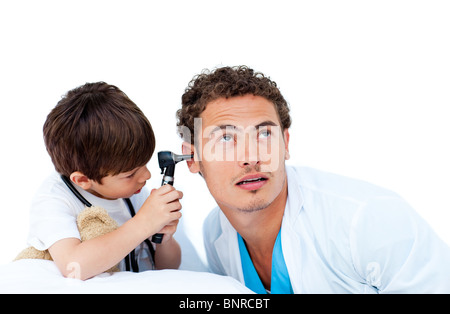 Giovane ragazzo giocando con il chirurgo Foto Stock