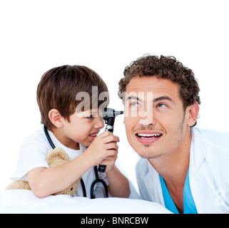 Giovane ragazzo giocando con il medico Foto Stock