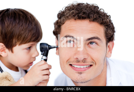 Little Boy giocando con il medico Foto Stock